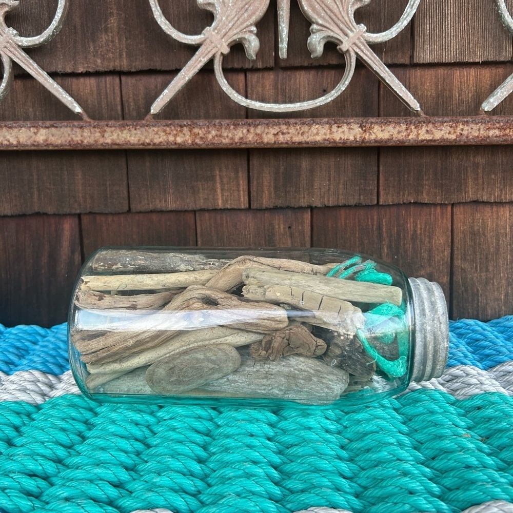 Vintage glass jar with zinc top filled with driftwood and sea rope from Montauk - Picture 7 of 10